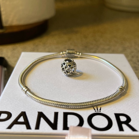 Pandora bracelet and 8 charms - Picture 9 of 15